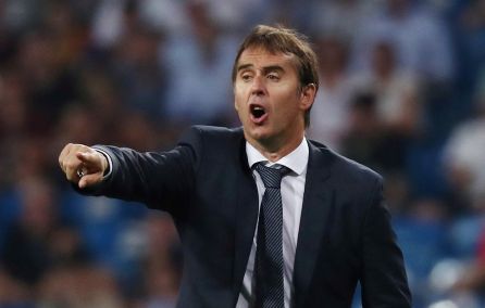 Lopetegui da instrucciones durante el partido Lopetegui da instrucciones durante el partido