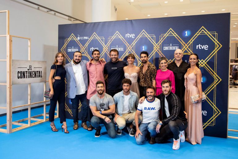 Los actores de "El Continental" posan a su llegada al estreno de la serie de TVE en el Festival de Televisión de Vitoria (FesTVal). Los actores de "El Continental" posan a su llegada al estreno de la serie de TVE en el Festival de Televisión de Vitoria (FesTVal).