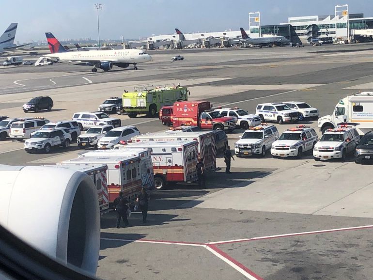 Los pasajeros enfermos son atendidos en ambulancias a su llegada al aeropuerto. Los pasajeros enfermos son atendidos en ambulancias a su llegada al aeropuerto.