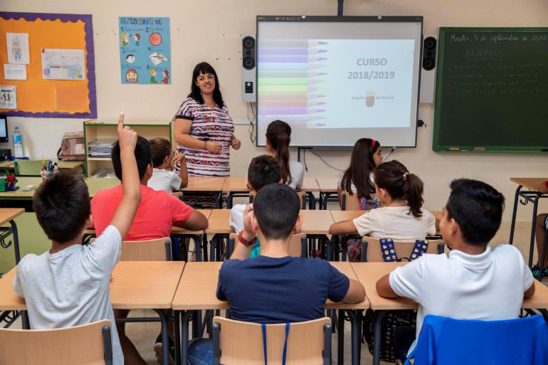 Alumnos de primaria en su primer día de clase en el colegio Begastri de Cehegín, (Murcia) Alumnos de primaria en su primer día de clase en el colegio Begastri de Cehegín, (Murcia)