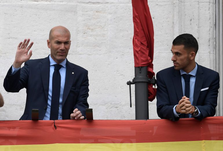 Ceballos mira a Zidane en el balcón del Ayuntamiento de Madrid Ceballos mira a Zidane en el balcón del Ayuntamiento de Madrid