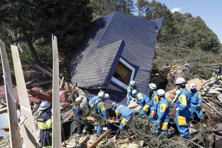 Equipos de rescate comprueban el estado de una casa tras el terremoto. Equipos de rescate comprueban el estado de una casa tras el terremoto.