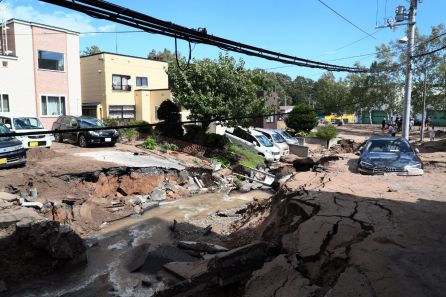 El lodo cubre varios vehículos en una calle destruida hoy, jueves 6 de septiembre de 2018, después de un fuerte terremoto, en Sapporo, Hokkaido (Japón). El lodo cubre varios vehículos en una calle destruida hoy, jueves 6 de septiembre de 2018, después de un fuerte terremoto, en Sapporo, Hokkaido (Japón).