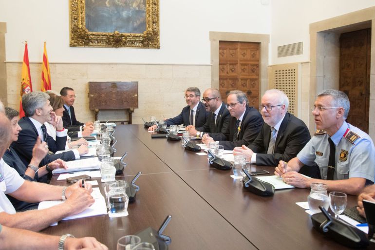 El presidente de la Generalitat , Quim Torra, junto al conseller de Interior Miquel Buch, en la parte derecha de la mesa junto al ministro de Interior, Fernando Grande-Marlaska. El presidente de la Generalitat , Quim Torra, junto al conseller de Interior Miquel Buch, en la parte derecha de la mesa junto al ministro de Interior, Fernando Grande-Marlaska.