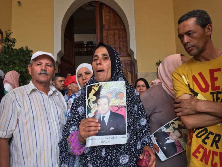 Familiares de los sospechosos detenidos con la foto de Mohamed VI, a quien imploran justicia. Familiares de los sospechosos detenidos con la foto de Mohamed VI, a quien imploran justicia.