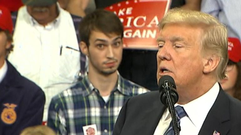 Un espectador es expulsado de un mitin de Trump por sus reacciones a las frases del presidente Un espectador es expulsado de un mitin de Trump por sus reacciones a las frases del presidente