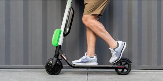 Un patinete eléctrico en imagen de archivo Un patinete eléctrico en imagen de archivo