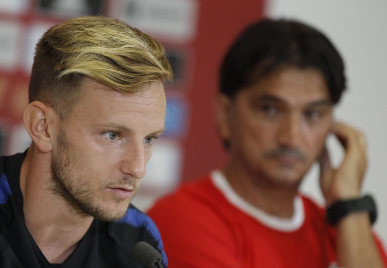 Rakitic durante la rueda de prensa con Dalic de fondo Rakitic durante la rueda de prensa con Dalic de fondo