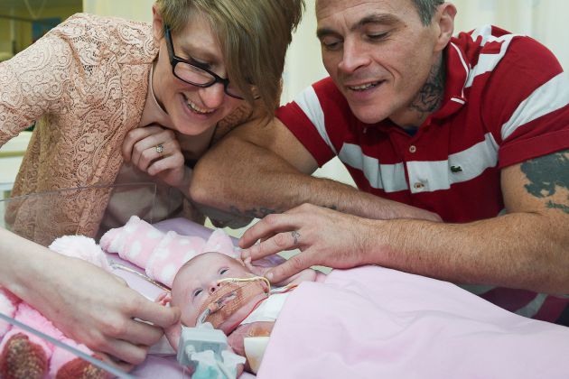 Vanellope Hope Wilkins, con sus padres cuando tenía 15 días de vida. Vanellope Hope Wilkins, con sus padres cuando tenía 15 días de vida.
