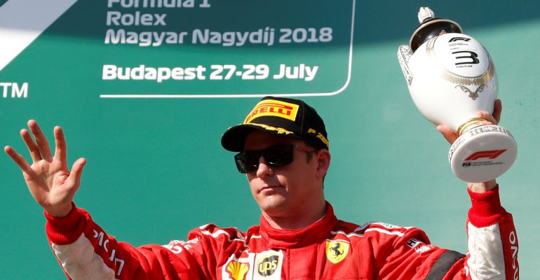 Kimi Raikkonen posa con el trofeo que le acredita como tercero en el Gran Premio de Hungría de F1 Kimi Raikkonen posa con el trofeo que le acredita como tercero en el Gran Premio de Hungría de F1