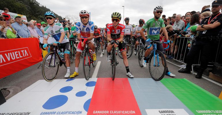 Miguel Ángel López, Simon Yates y Alejandro Valverde, justo antes de comenzar una etapa de La Vuelta Miguel Ángel López, Simon Yates y Alejandro Valverde, justo antes de comenzar una etapa de La Vuelta