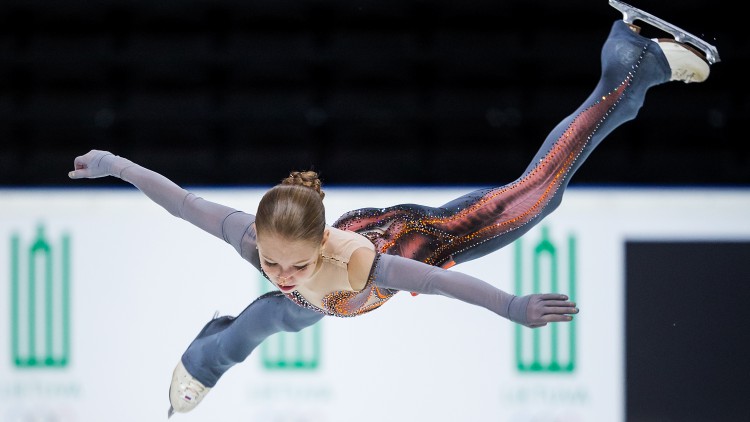 Hace historia con 14 años tras completar una pirueta inédita en el patinaje femenino