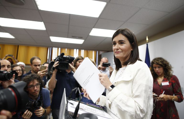 Carmen Montón, durante una de las ruedas de prensa para aclarar la polémica con su máster.
Carmen Montón, durante una de las ruedas de prensa para aclarar la polémica con su máster.