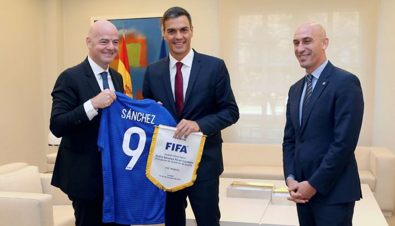 Gianni Infantino, Pedro Sánchez y Luis Rubiales, en la reunión que han mantenido este miércoles en La Moncloa. Gianni Infantino, Pedro Sánchez y Luis Rubiales, en la reunión que han mantenido este miércoles en La Moncloa.