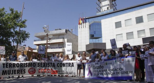 Minuto de silencio frente al consistorio por el asesinato de Raquel Minuto de silencio frente al consistorio por el asesinato de Raquel