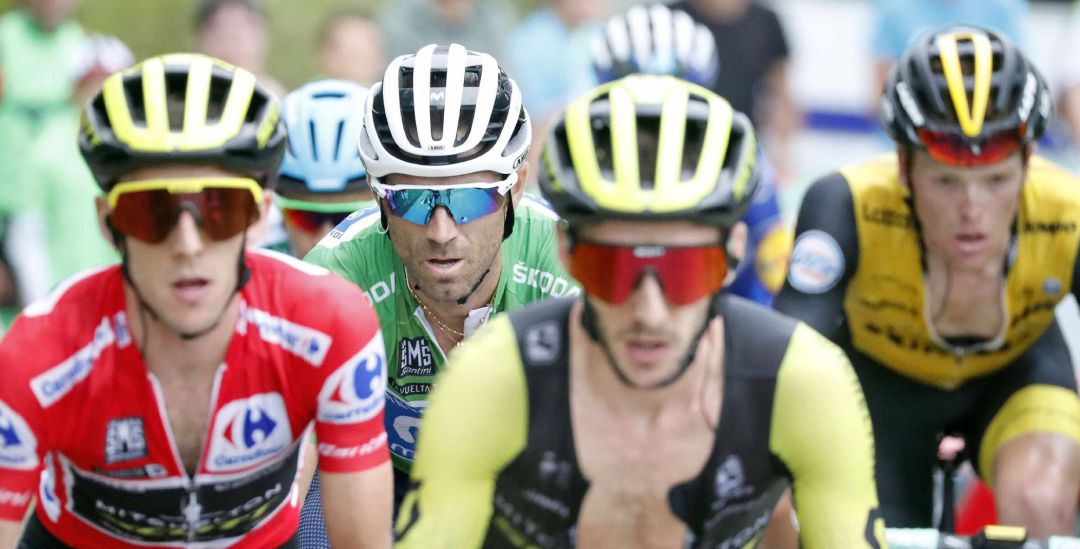 Alejandro Valverde, a rueda del líder Simon Yates Alejandro Valverde, a rueda del líder Simon Yates