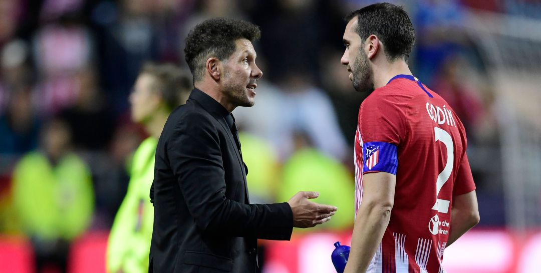 Simeone y Godín conversan durante la Supercopa de Europa Simeone y Godín conversan durante la Supercopa de Europa