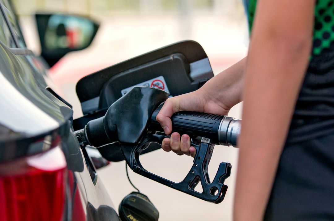 Imagen de archivo de una persona repostando combustible Imagen de archivo de una persona repostando combustible