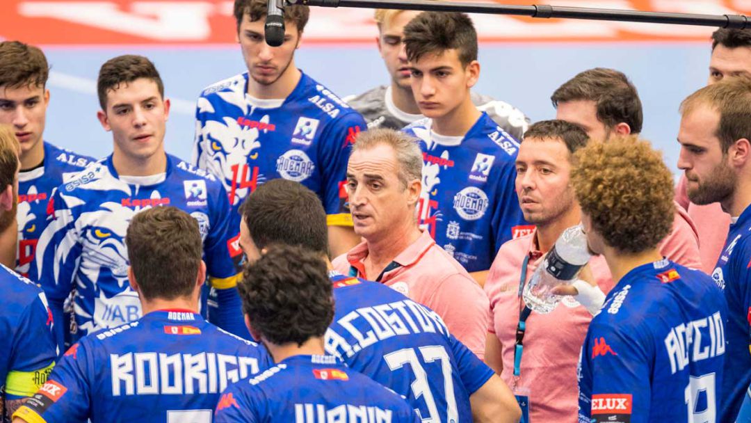 El técnico Rafa Guijosa se dirige al equipo durante un tiempo muerto El técnico Rafa Guijosa se dirige al equipo durante un tiempo muerto