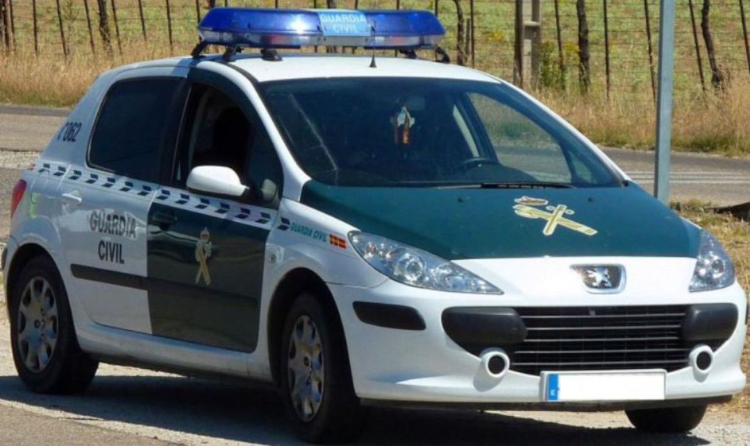 Miembros de la Benemérita y de la Policía Local de Es Mercadal organizaron un dispositivo que permitió detener al preso fugado. Miembros de la Benemérita y de la Policía Local de Es Mercadal organizaron un dispositivo que permitió detener al preso fugado.