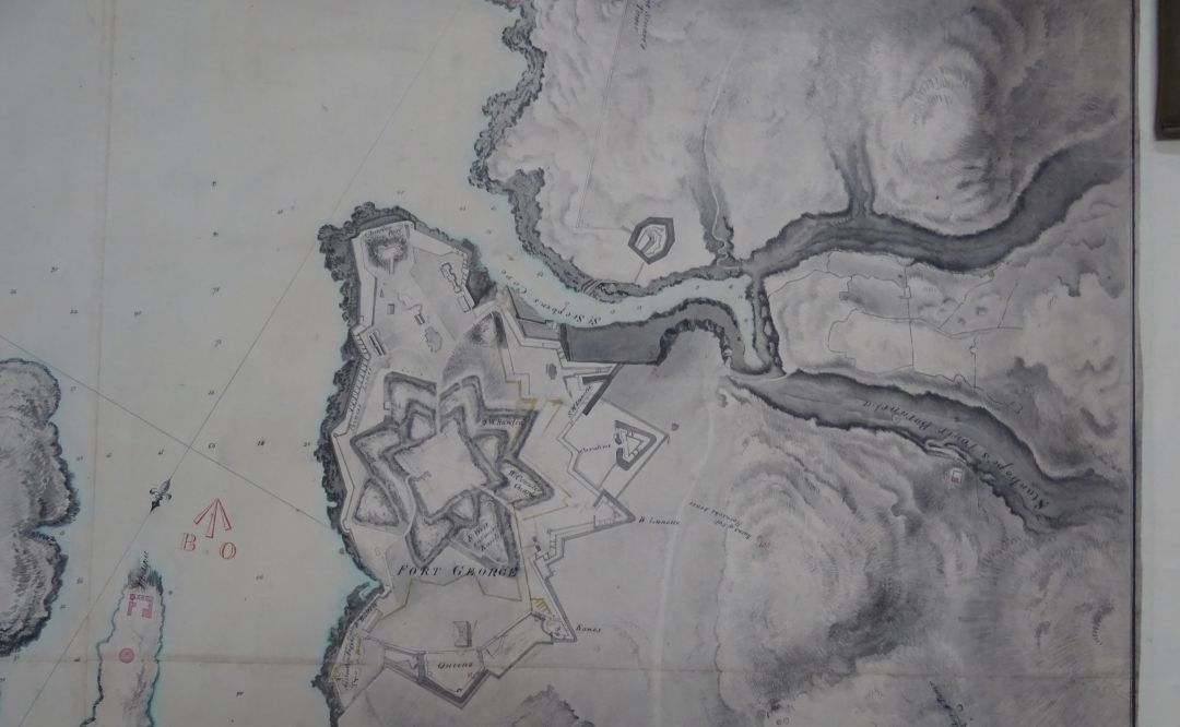El plano muestra la entrada al puerto de Maó y la fortificación británica. El plano muestra la entrada al puerto de Maó y la fortificación británica.