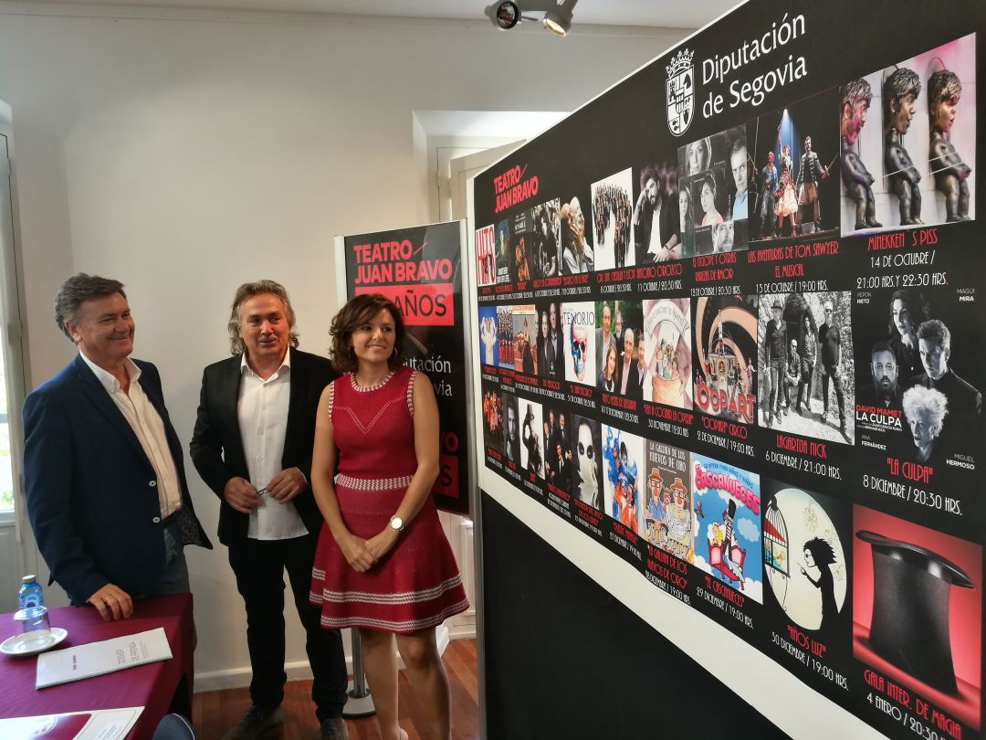 El presidente de la Diputación Francisco Vázquez, el gerente del teatro Marco Costa y la diputada de cultura Sara Dueñas durante la presentación de la programación hasta fin de año de este espacio cultural El presidente de la Diputación Francisco Vázquez, el gerente del teatro Marco Costa y la diputada de cultura Sara Dueñas durante la presentación de la programación hasta fin de año de este espacio cultural
