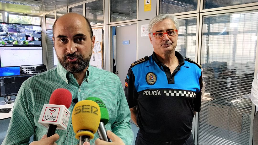 Jorge García Díaz (alcalde) y Leonardo Lafuente (intendente) en el Centro de Pantallas de Colmenar Jorge García Díaz (alcalde) y Leonardo Lafuente (intendente) en el Centro de Pantallas de Colmenar