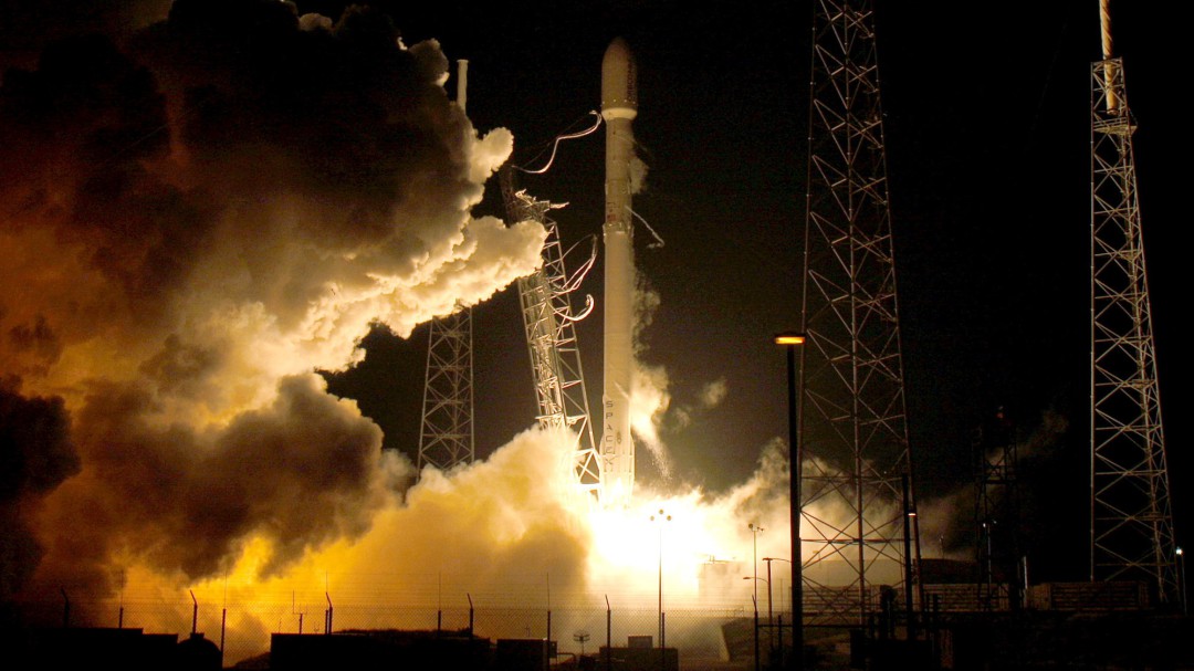 SpaceX llevará al espacio al primer turista que volará alrededor de la Luna