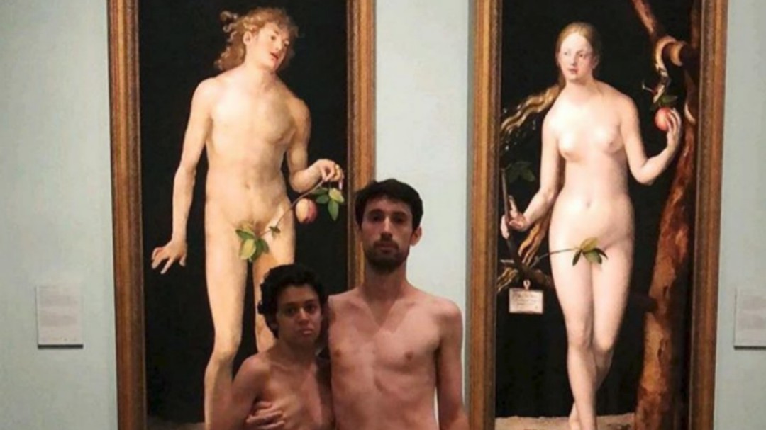 Una pareja se desnuda en el Museo del Prado ante los cuadros de Adán y Eva