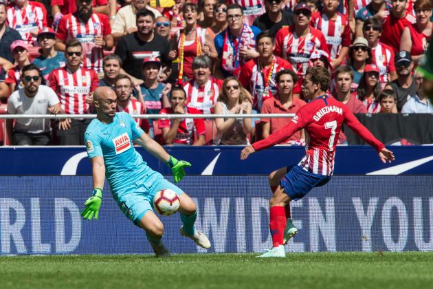 Dmotrovic y Griezmann en una de las paradas del portero en el aprtido en el Wanda Metropolitano Dmotrovic y Griezmann en una de las paradas del portero en el aprtido en el Wanda Metropolitano