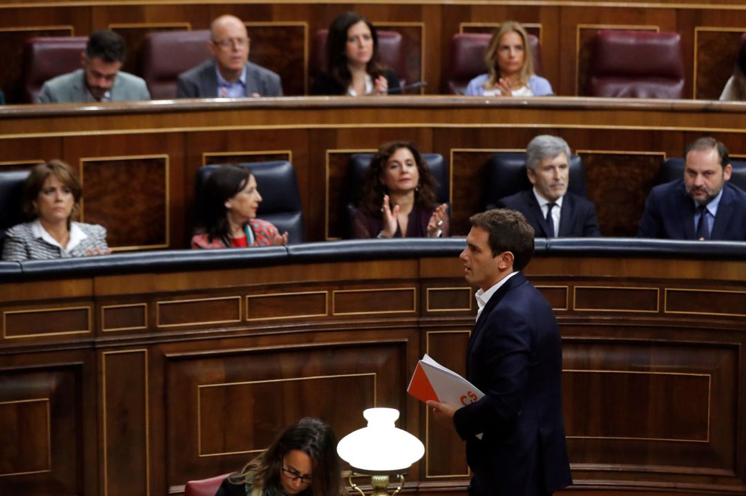 El líder de Ciudadanos, Albert Rivera, tras su intervención en la sesión de control al Gobierno hoy en el Congreso. El líder de Ciudadanos, Albert Rivera, tras su intervención en la sesión de control al Gobierno hoy en el Congreso.
