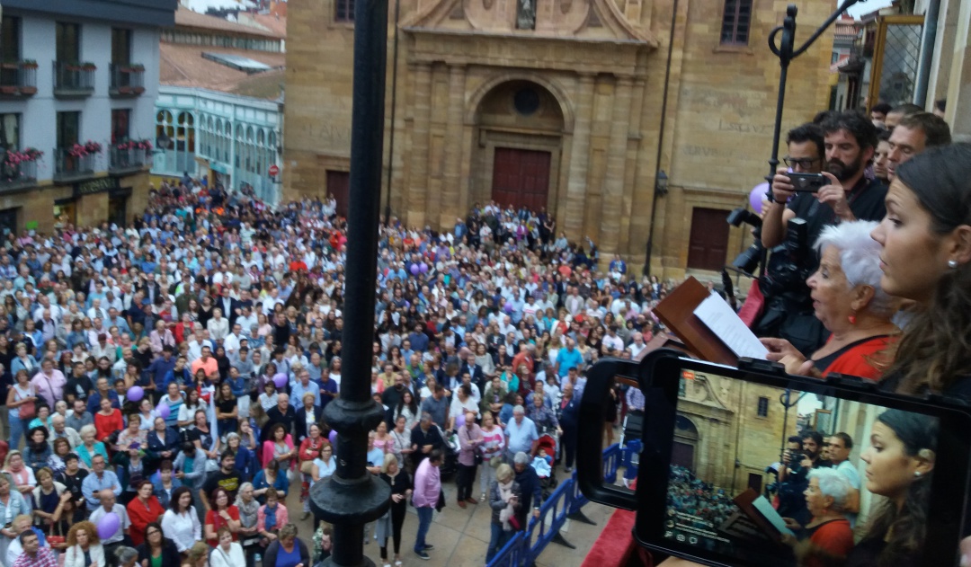La librera Concha Quirós, pregonera de San Mateo, desde el balcón del Ayuntamiento ante una plaza a rebosar de ovetenses que se congregaron para iniciar las fiestas de la capital asturiana. La librera Concha Quirós, pregonera de San Mateo, desde el balcón del Ayuntamiento ante una plaza a rebosar de ovetenses que se congregaron para iniciar las fiestas de la capital asturiana.