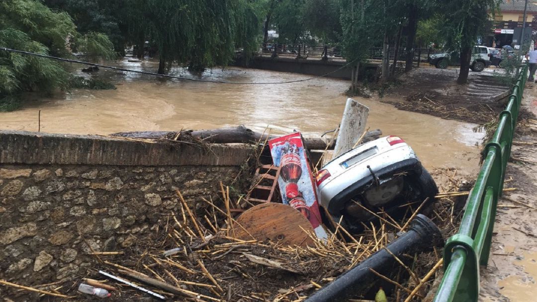 Numerosos vehículos, broza, enseres y mobiliario urbano no han podido soportar la fuerza del caudal del torrente Numerosos vehículos, broza, enseres y mobiliario urbano no han podido soportar la fuerza del caudal del torrente