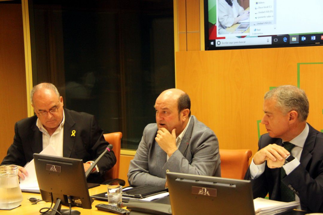 Egibar, Ortuzar y Egibar durante la reunión con el grupo parlamentario del PNV Egibar, Ortuzar y Egibar durante la reunión con el grupo parlamentario del PNV