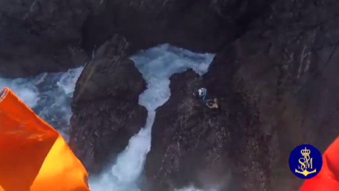 Espectacular rescate de tres 'percebeiros' atrapados en un acantilado