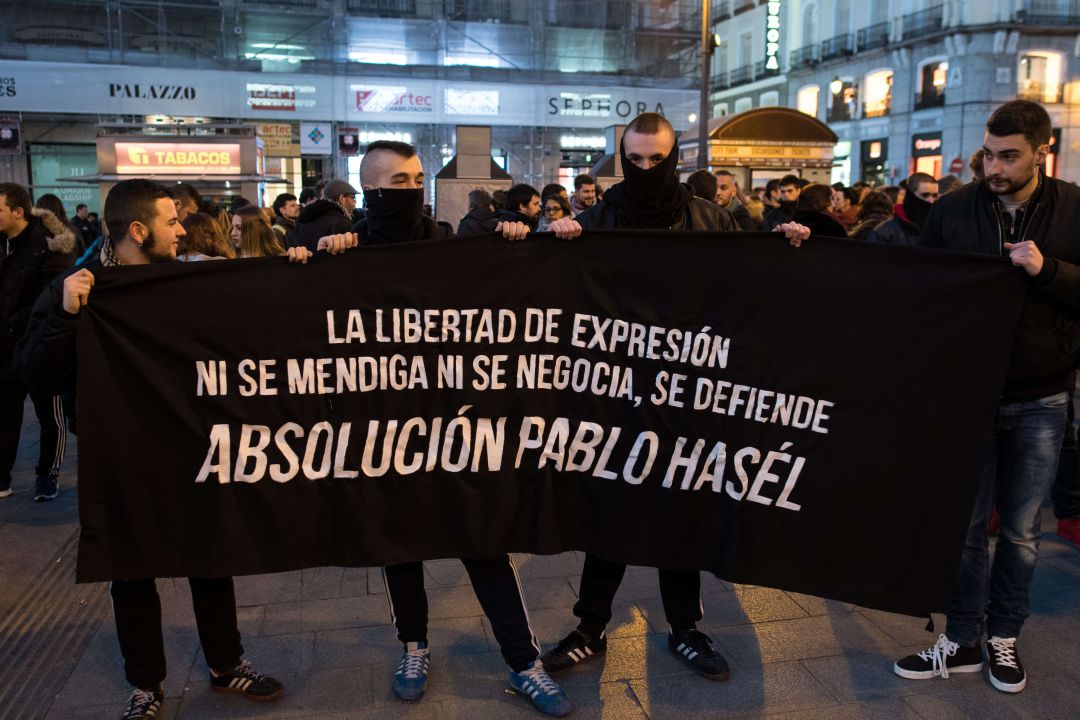 La Audiencia rebaja a 9 meses la condena del rapero Hasél porque sus tuits no son un riesgo La Audiencia rebaja a 9 meses la condena del rapero Hasél porque sus tuits no son un riesgo