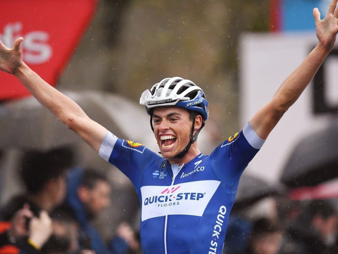 El ciclista español Enric Mas (Quick-Step Floors) celebra su triunfo en la 20ª etapa de La Vuelta 2018.
El ciclista español Enric Mas (Quick-Step Floors) celebra su triunfo en la 20ª etapa de La Vuelta 2018.