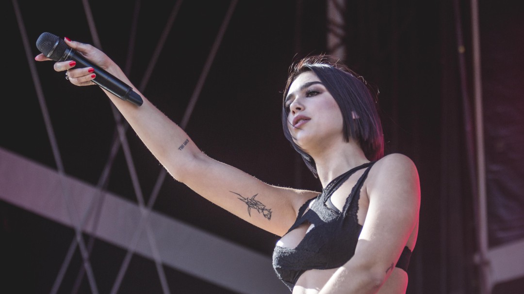 China elimina de las redes vídeos de fans expulsados de un concierto de Dua Lipa por ondear la bandera gay