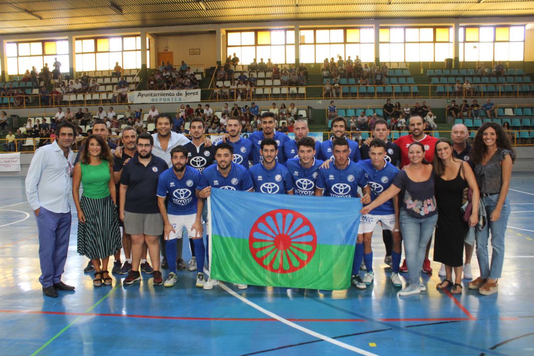 La plantilla del equipo jerezano posando antes de comenzar el partido La plantilla del equipo jerezano posando antes de comenzar el partido