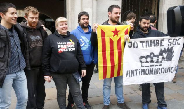 Encausados por quemar fotos del Rey tras la sentencia de Estrasburgo Encausados por quemar fotos del Rey tras la sentencia de Estrasburgo