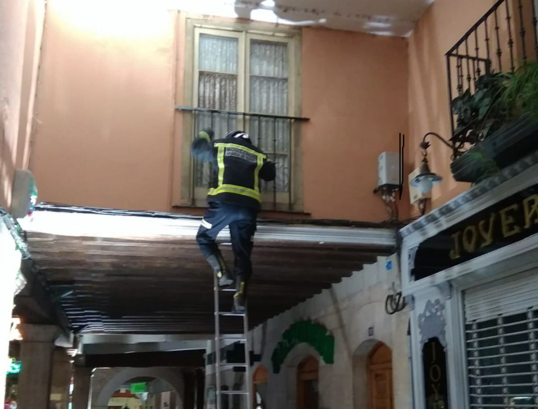 Uno de los bombeross accede a la ventada de la vivienda afectada. Uno de los bombeross accede a la ventada de la vivienda afectada.