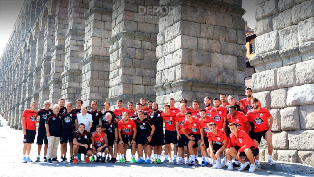 Plantilla del Deportivo de La Coruña a los pies del Acueducto Plantilla del Deportivo de La Coruña a los pies del Acueducto