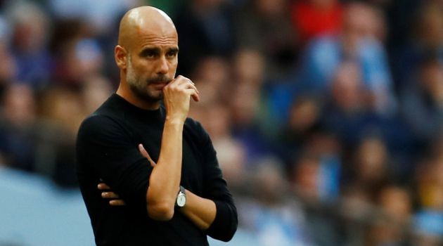 Guardiola dirige a su equipo desde la banda Guardiola dirige a su equipo desde la banda