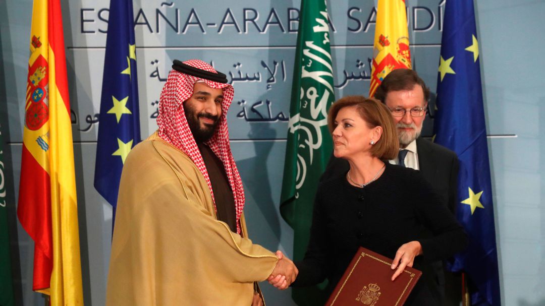 La exministra de Defensa, Dolores de Cospedal, firma con el príncipe heredero de Arabia Saudí, Mohamed bin Salman, un acuerdo para la venta de material de Defensa La exministra de Defensa, Dolores de Cospedal, firma con el príncipe heredero de Arabia Saudí, Mohamed bin Salman, un acuerdo para la venta de material de Defensa