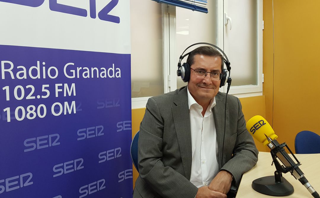 El presidente de la Diputación de Granada, José Entrena, en los estudios de Radio Granada El presidente de la Diputación de Granada, José Entrena, en los estudios de Radio Granada