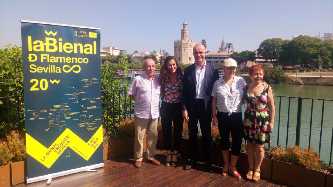 De izquierda a derecha, Antonio Zoido, director de la Bienal de Flamenco; la cantante Silvia Pérez Cruz, el delegado municipal de Cultura, Antonio Muñoz; la bailaora malagueña Rocío Molina y Lola Cruz De izquierda a derecha, Antonio Zoido, director de la Bienal de Flamenco; la cantante Silvia Pérez Cruz, el delegado municipal de Cultura, Antonio Muñoz; la bailaora malagueña Rocío Molina y Lola Cruz
