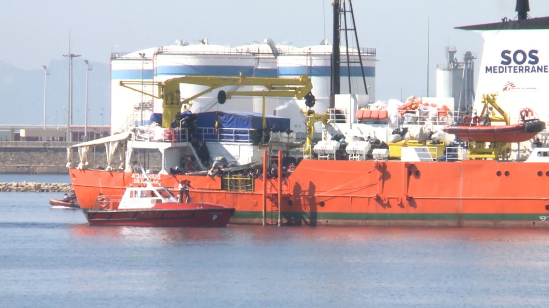 El Aquarius entra por la bocana del Puerto de València El Aquarius entra por la bocana del Puerto de València