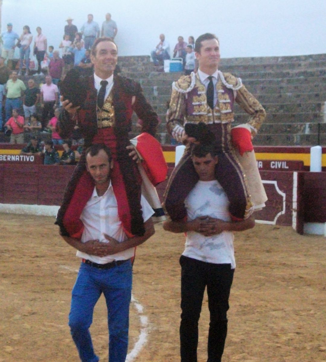 El Cid y Daniel Luque a hombros en Piedrabuena El Cid y Daniel Luque a hombros en Piedrabuena