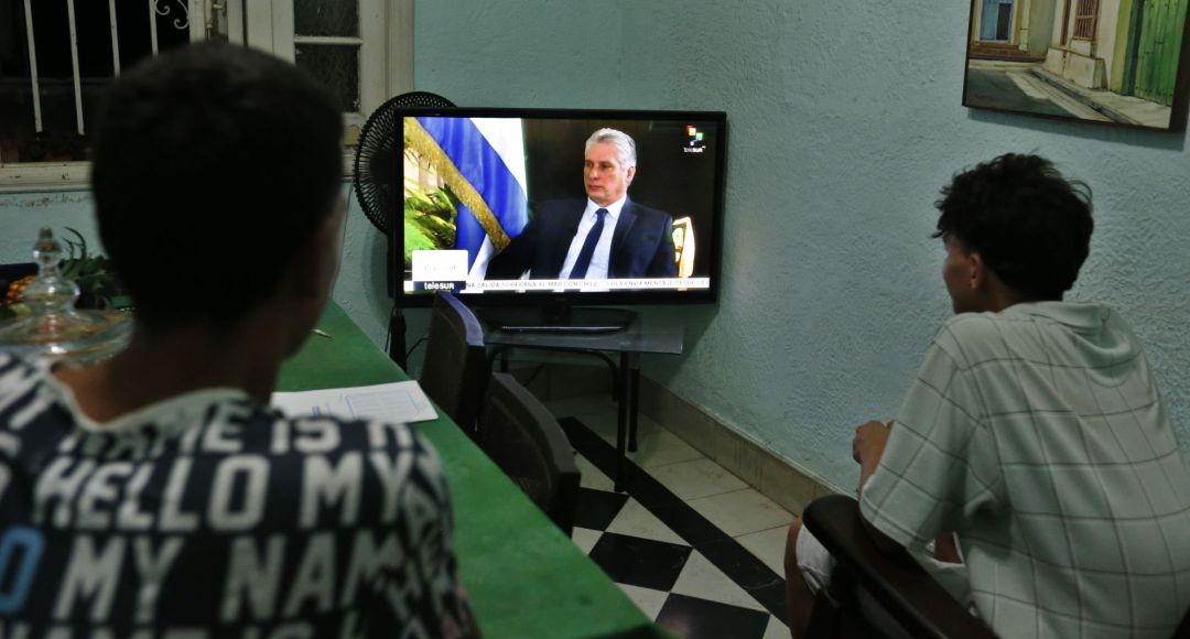 Dos jóvenes ven la entrevista al presidente cubano, Miguel Diaz-Canel, de la cadena de televisión TeleSur Dos jóvenes ven la entrevista al presidente cubano, Miguel Diaz-Canel, de la cadena de televisión TeleSur