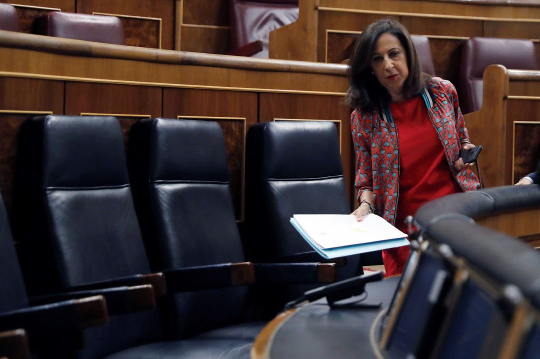 La ministra de Defensa, Margarita Robles, se dirige a su escaño a su llegada al Congreso para asistir a la sesión de control al Gobierno. La ministra de Defensa, Margarita Robles, se dirige a su escaño a su llegada al Congreso para asistir a la sesión de control al Gobierno.